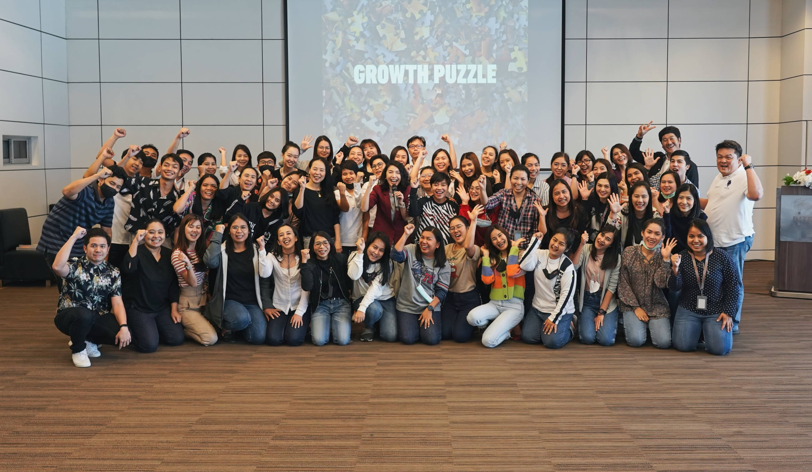 Group photo of workshop participants and trainer